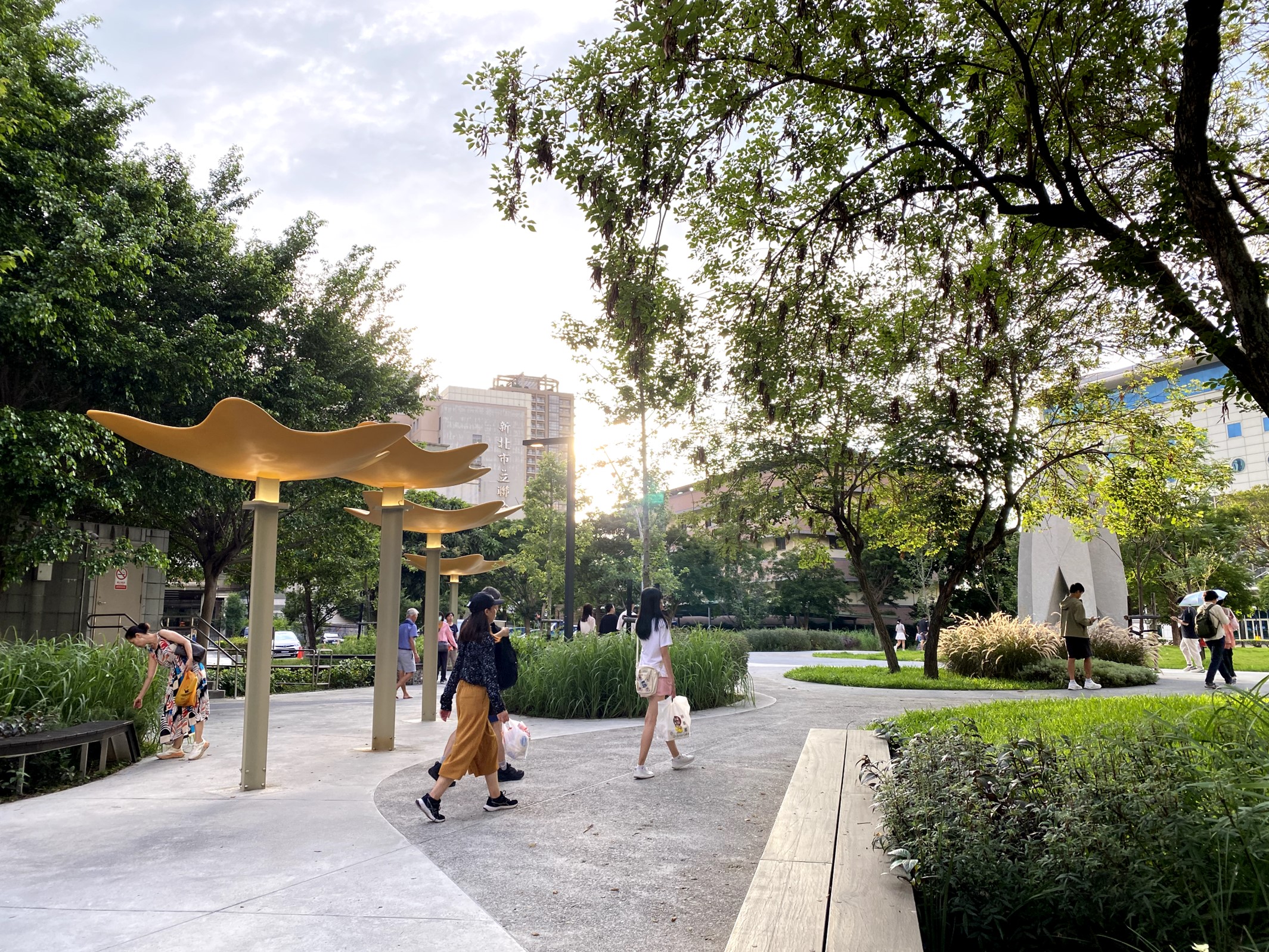 「三重公共服務園區暨周邊景觀整備計畫」榮獲「最佳規劃設計類 金質獎」。